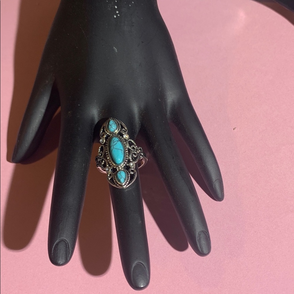 Vintage-Style Turquoise and Silver color Ring
Size 8